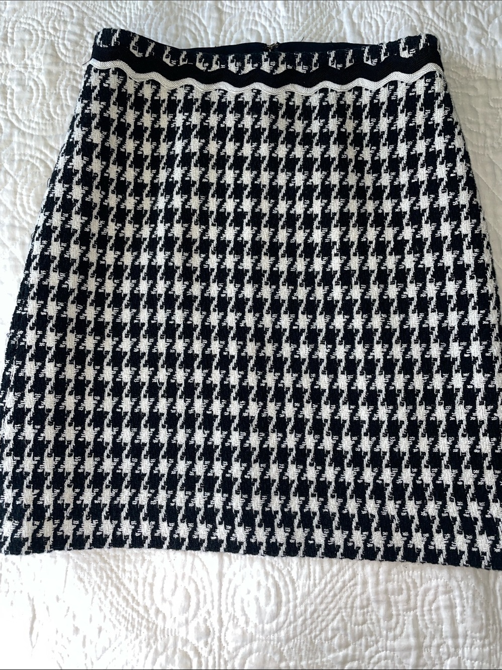 Ann Taylor Classic Houndstooth Knit Skirt - Black & White. Size 00P